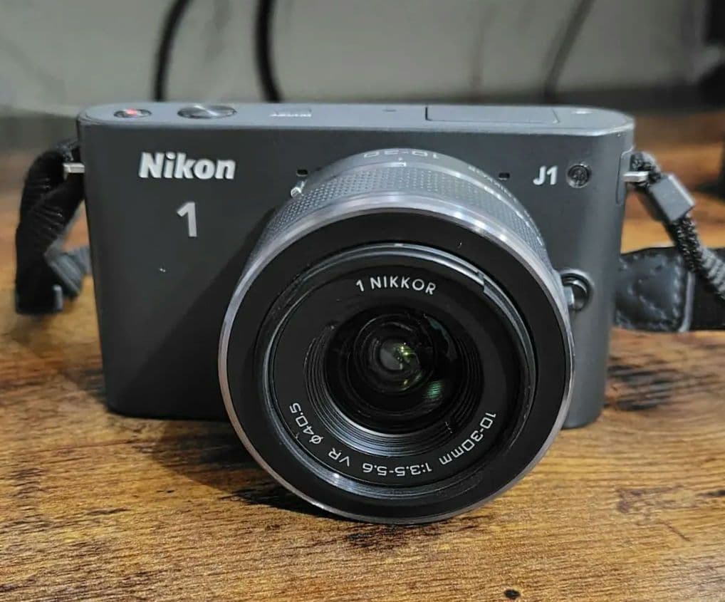 Nikon1 J1 標準ズームレンズキット 【純正バッテリー２個＆ソフトケース】 Nikon1 j1 ホワイト 標準ズームレンズキット【バッテリー 充電器付き