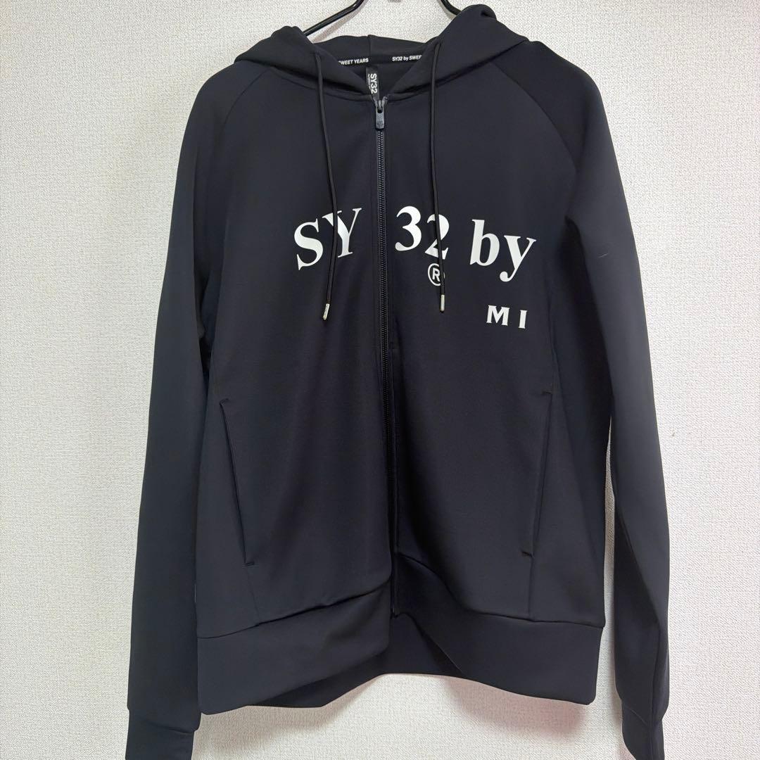 SY32 by SWEET YEARS パーカー 黒 30%OFF ZIPフーディー SERIF LOGO ZIP HOODIE BLACK SY32 by SWEET
