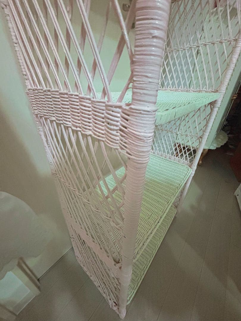 ヴィンテージ ウィッカー ピンク アーチ型ラタン 棚 ロッカー - メルカリ