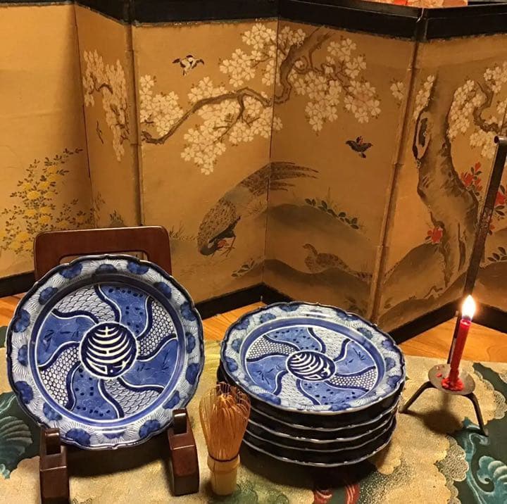 A553 古伊万里　染付　見込白抜寿文字　墨弾捻り紋様　綾花型　皿　5枚 A553 古伊万里染付見込白抜寿文字墨弾捻り紋様綾花型