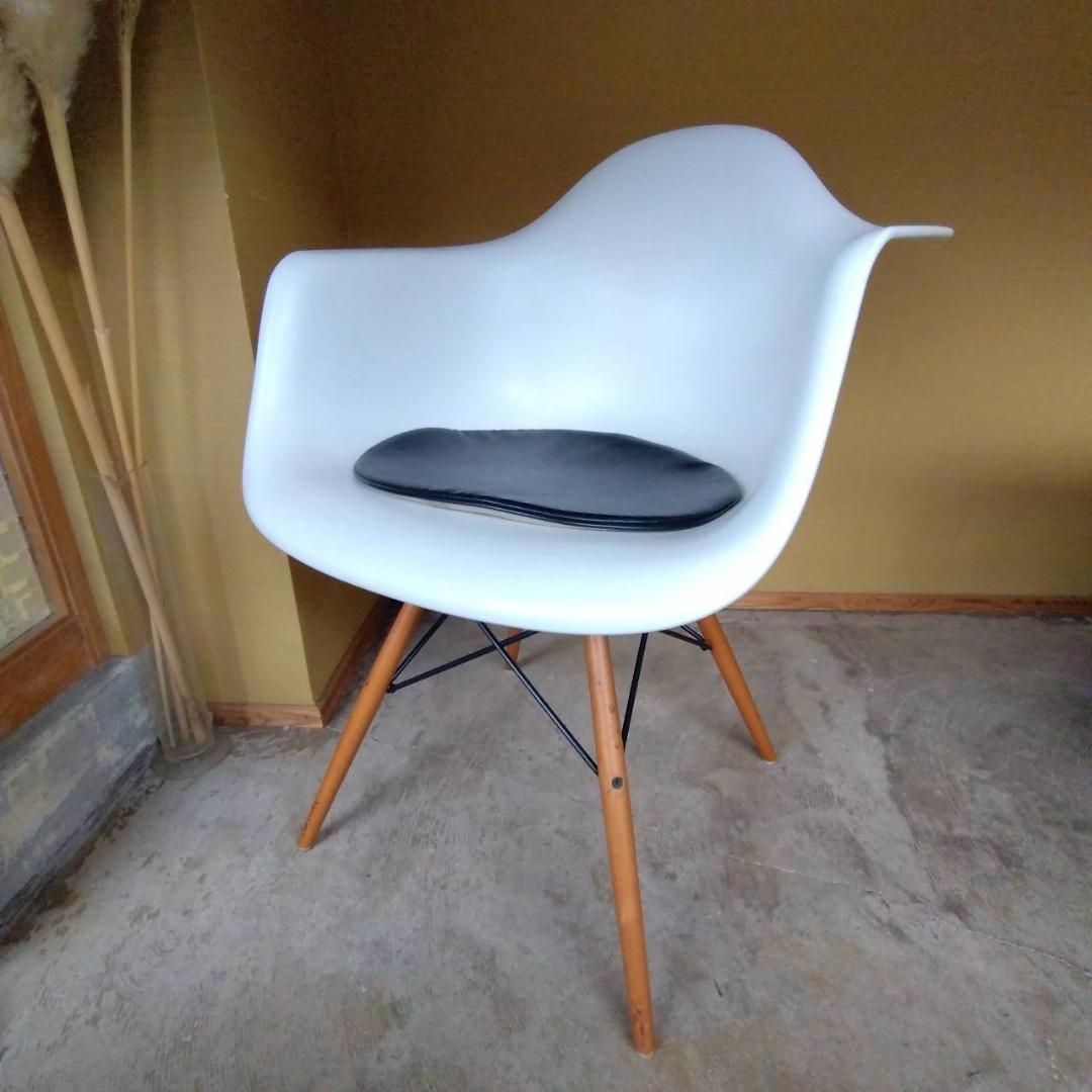 ハーマンミラー　イームズ　アームシェルチェア　座面シート付　③ Herman Miller Eames Molded Plastic Arm Shell Chair / ハーマン