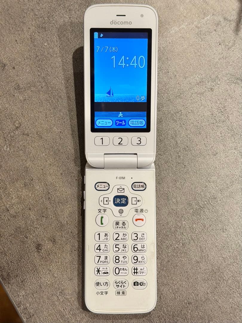 docomo らくらくホン F-01M ホワイト - メルカリ