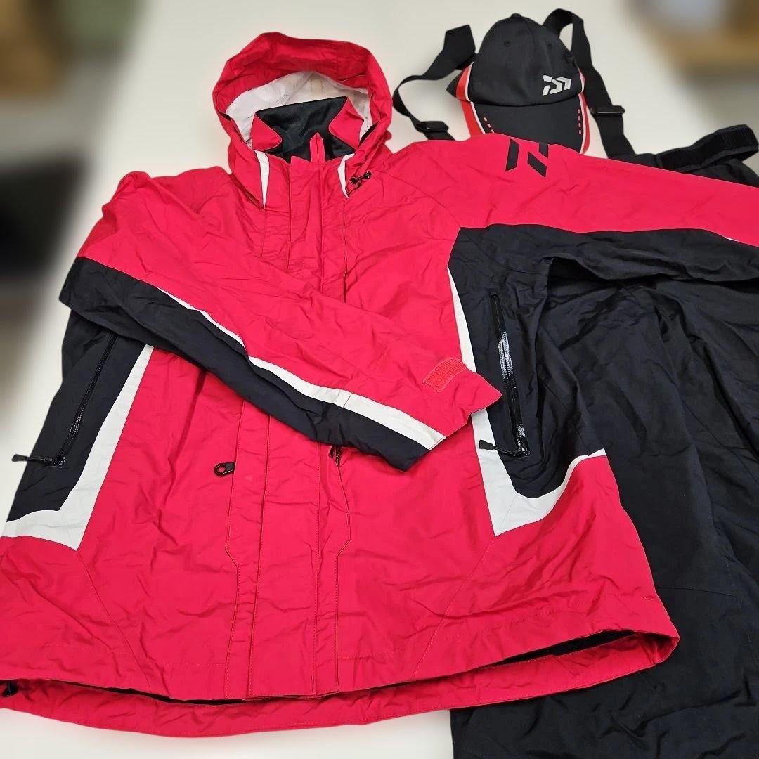 【DAIWA】【美品】フィッシングスーツ(上下セット)とキャップ DAIWA（ダイワ） DW-3525 (ブラック／XL) レインマックス ウインター