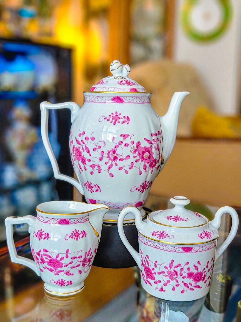 リモージュ Raynaud ピンク花柄 ティー3点セット 仏製 アビランド330のカップ＆ソーサーのご紹介です🎀 . 金彩の状態が大変