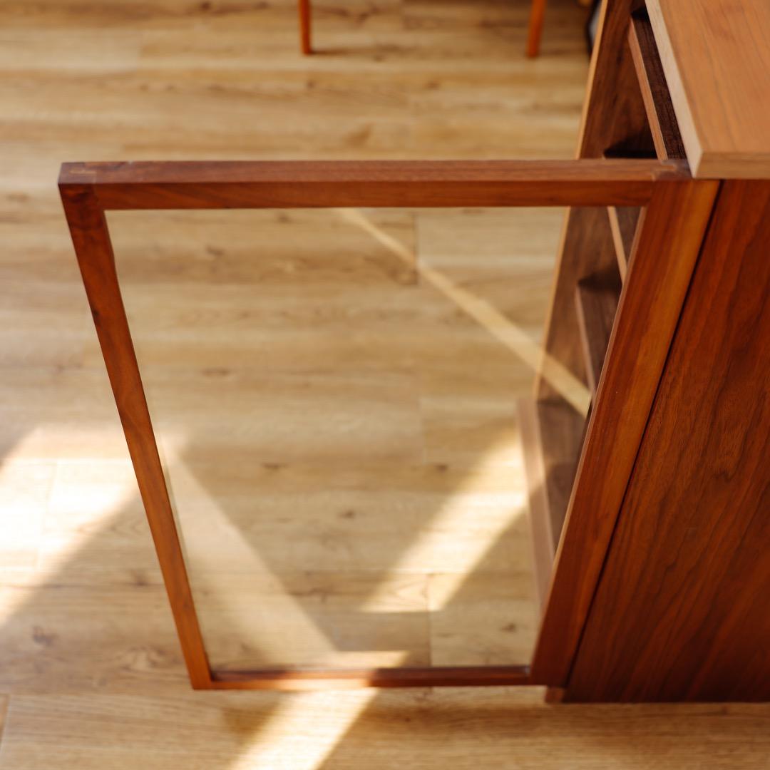 無印良品木製キャビネットガラス扉スリムウォールナット材突板2/2磯野