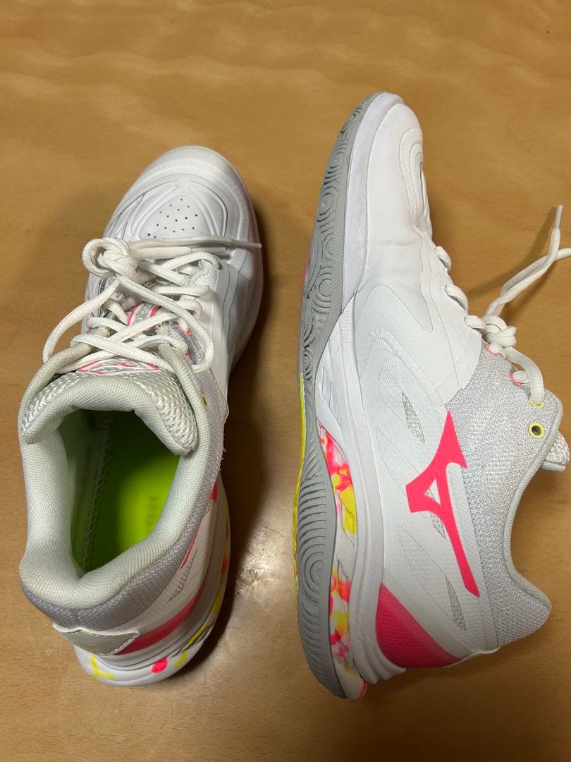 【美品】ミズノバドミントンシューズ ウェーブファング2 Fit 27.5cm