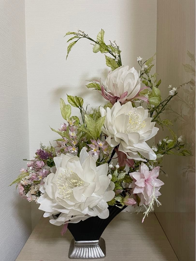旅館/ホテル/店頭/ロビー/玄関花/迎え花/フラワーアレンジメント/造花 ロビーのフラワーアレンジメントです💐 今日もお客様をお出迎えしてい