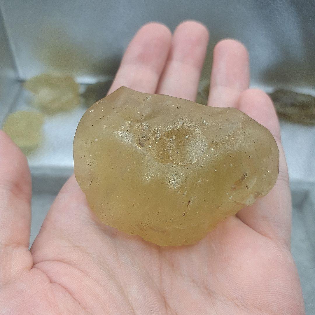 リビアングラス　原石　値下げ可能 リビアングラスの効果は最強？リビアングラスは人を選ぶ不思議な石