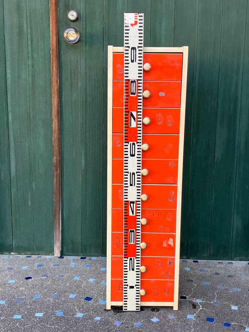 昭和レトロでスリムなチェスト はオレンジ色 中古家具 シールやその