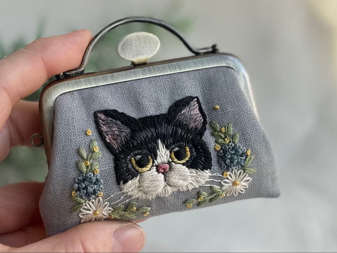手刺繍猫の押しがま口 はちわれねこ - メルカリ