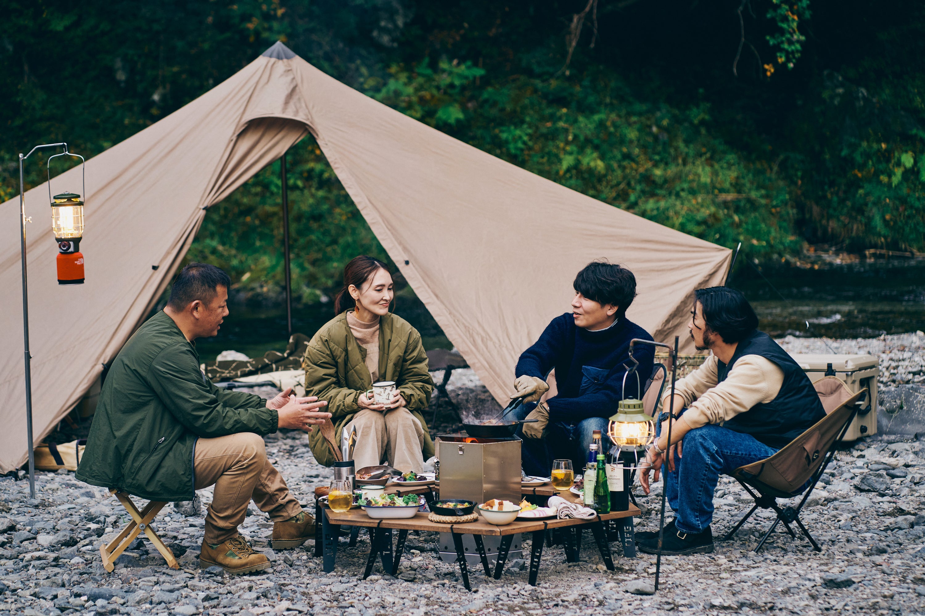 機能性を追求した末の六角形！ 新発想の『ウッドテーブル』＆『ウッド