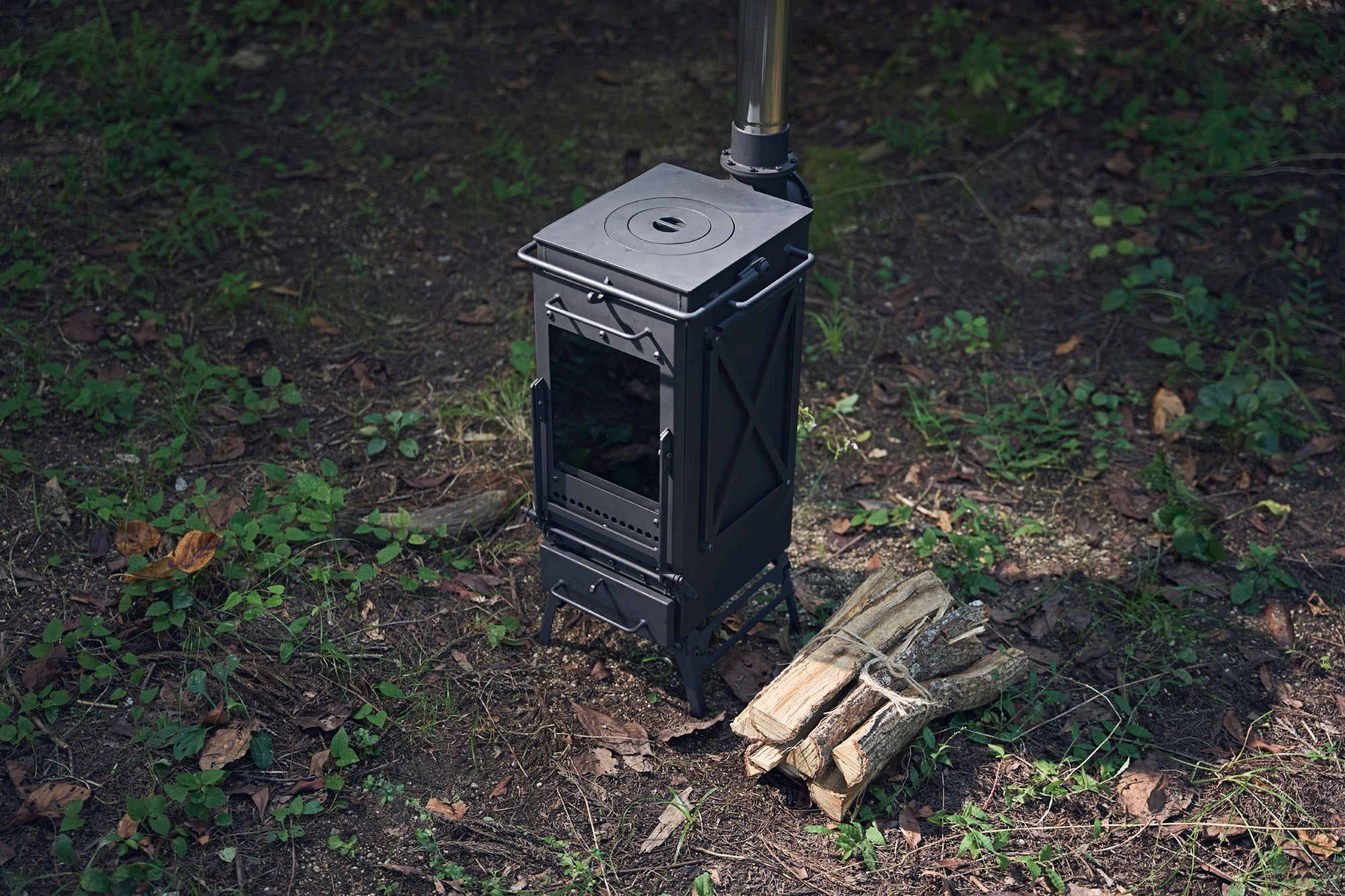 縦型のデザインと充実した機能、薪ストーブ「Flame Chest」誕生