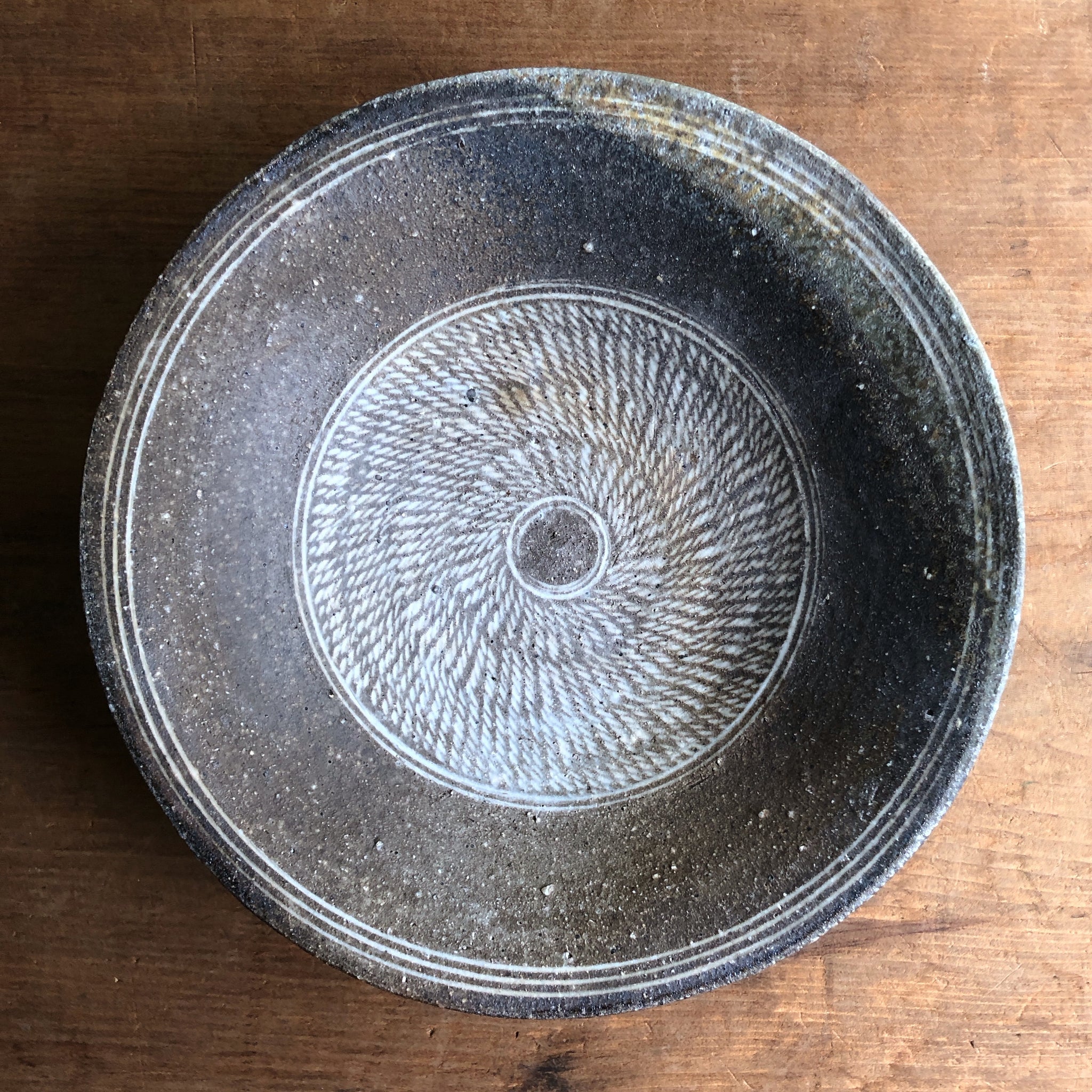 土本訓寛久美子 02 焼締暦手皿 – Style Hug Gallery ONLINESHOP