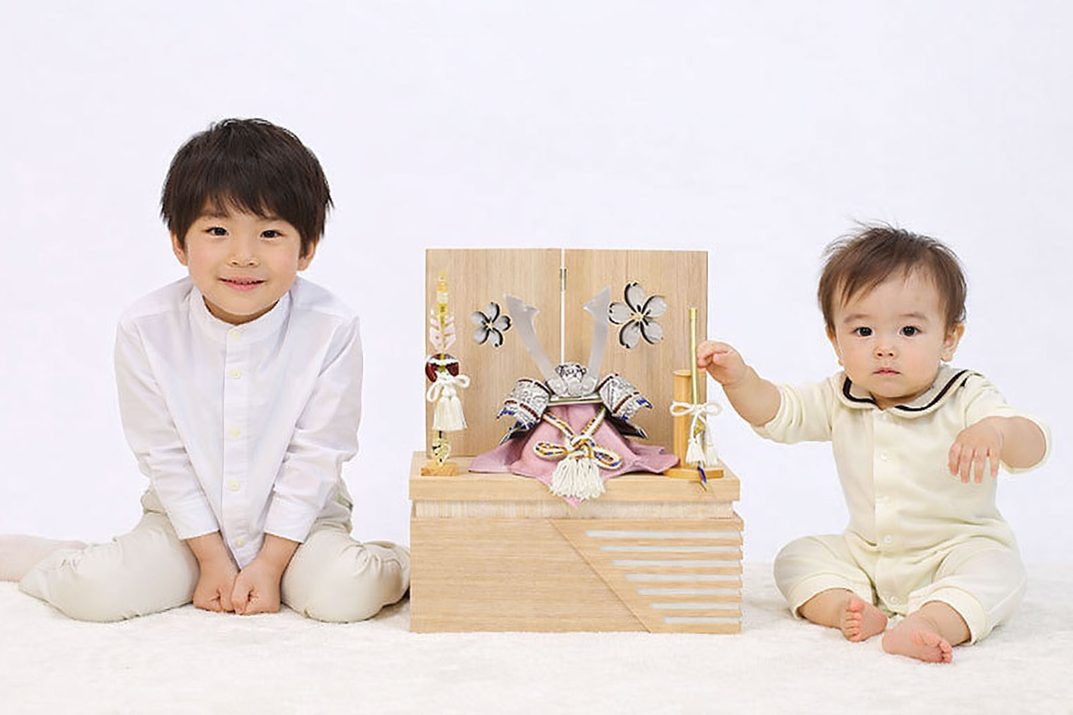 五月人形 8号純金箔押兜 赤糸威 / おしゃれでコンパクトなかわいい